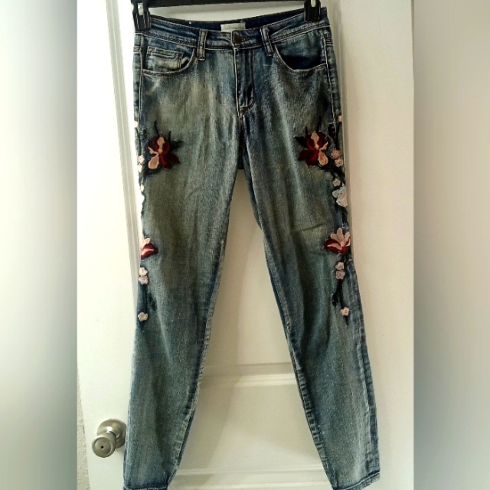Women jeans size 3 blue denim pink floor embroidery flower Sundance style